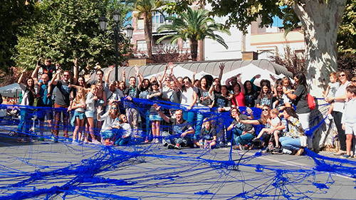 Un gran tapiz de lana azul conciencia en Badajoz de la importancia de los cuidados paliativos